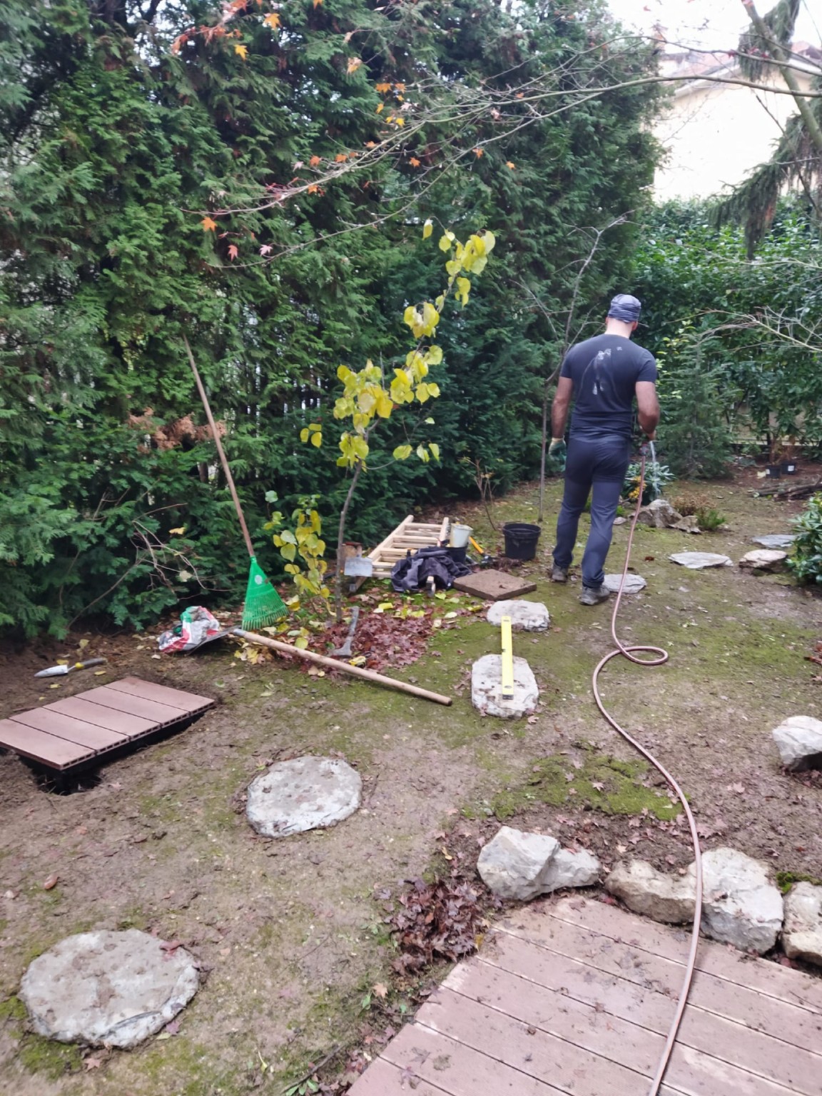 Ručni radovi na vrtnim pločama i kamenu; lijevo se vidi manji zasebni podest.