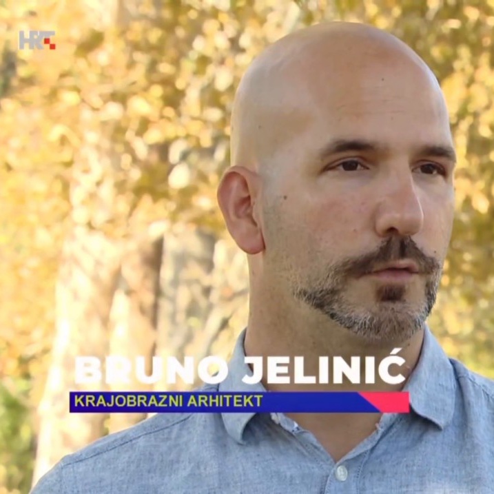 Bruno Jelinić tijekom razgovora za HRT1, snimljenog na otvorenom među stablima.